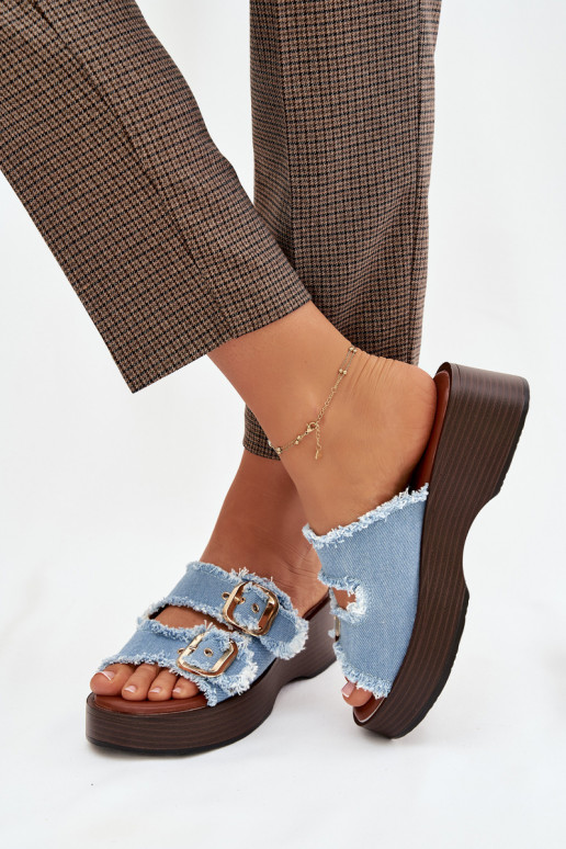 Chinelos femininos com uma plataforma Ze cor douradami com fivelasmi cor azul Renelisse