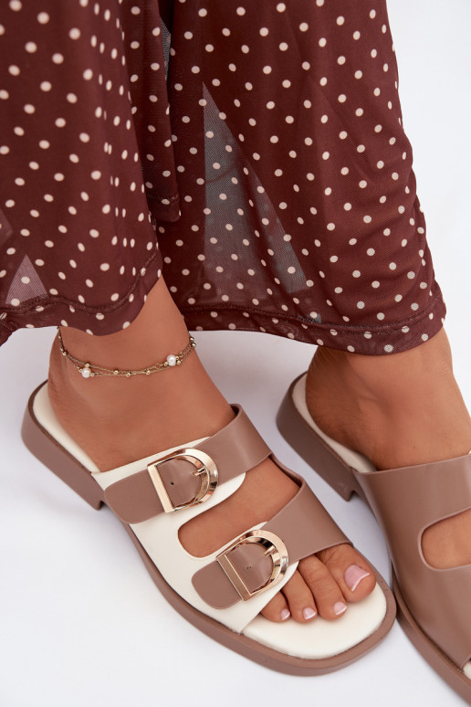 Chinelos femininos Ze cor douradami com fivelasmi bege Danelle