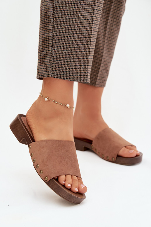 Chinelos femininos com salto largo Ze cor douradami Pregos cor marrom Girella