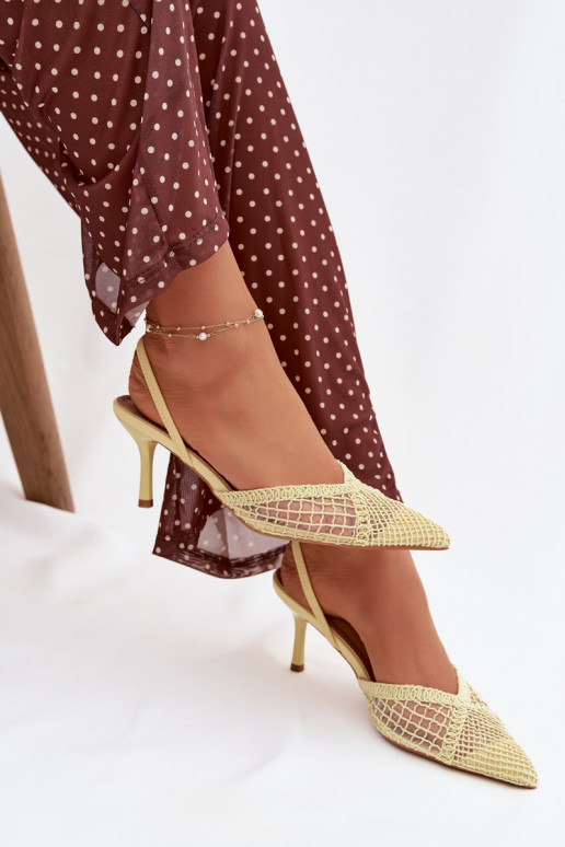 sandálias com elementos abertos com salto fino cor amarela Hanelis