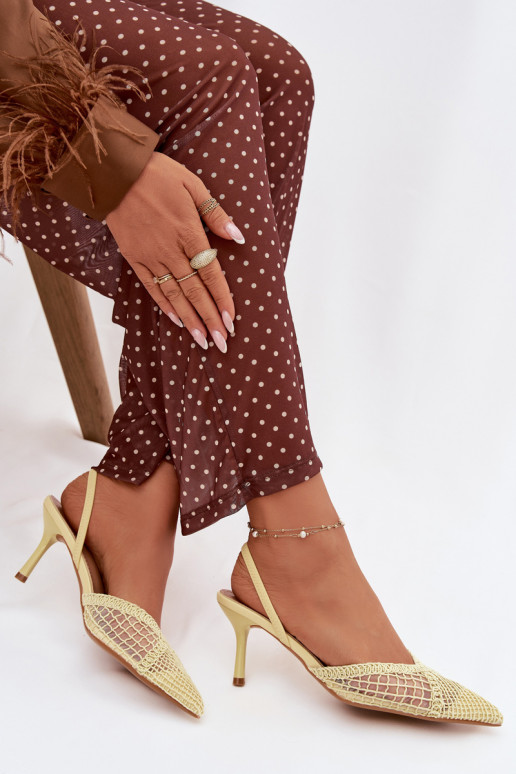 sandálias com elementos abertos com salto fino cor amarela Hanelis