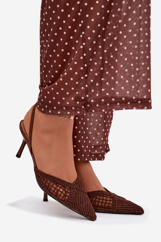 sandálias com elementos abertos com salto fino cor marrom Hanelis