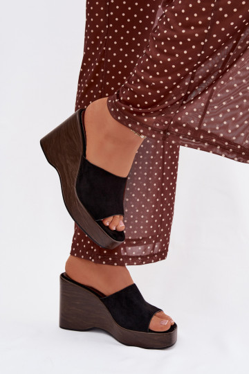 Chinelos femininos Em uma cunha cor preta Ravelia