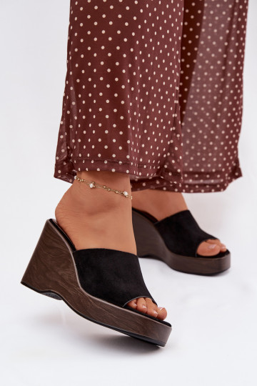 Chinelos femininos Em uma cunha cor preta Ravelia 2