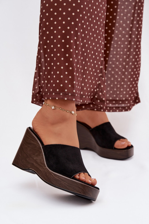 Chinelos femininos Em uma cunha cor preta Ravelia