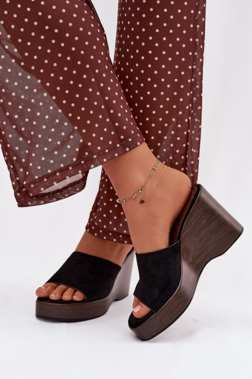 Chinelos femininos Em uma cunha cor preta Ravelia