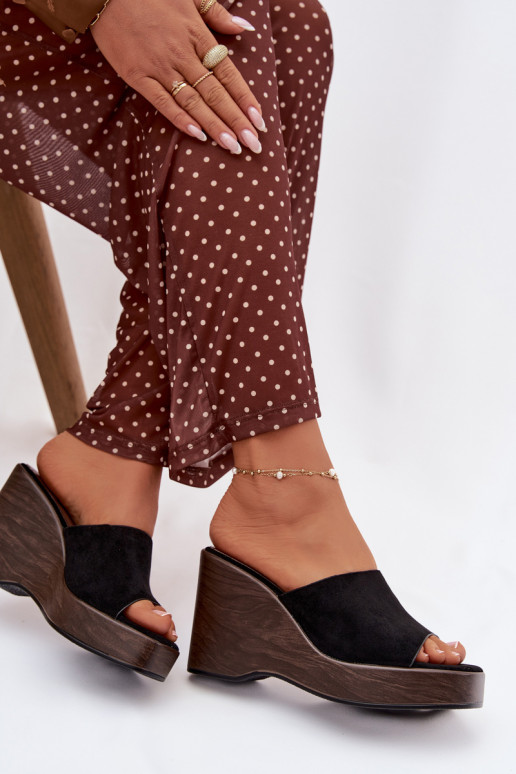 Chinelos femininos Em uma cunha cor preta Ravelia