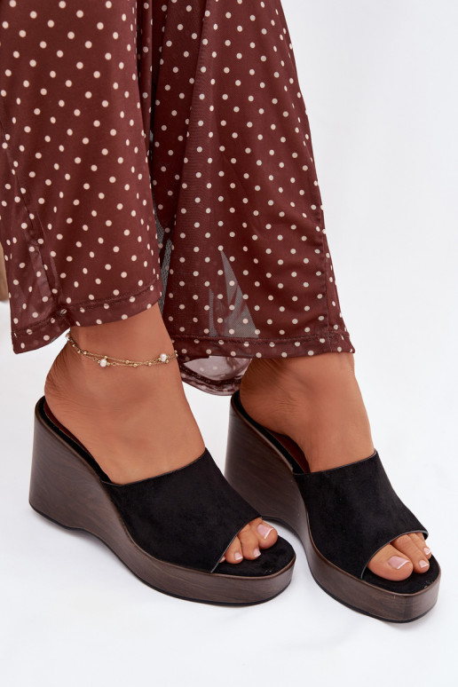 Chinelos femininos Em uma cunha cor preta Ravelia