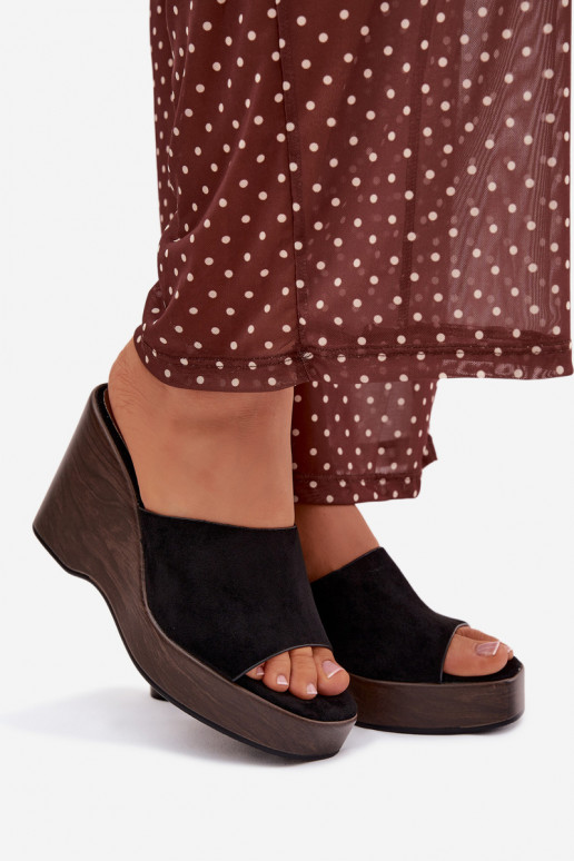 Chinelos femininos Em uma cunha cor preta Ravelia