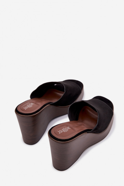 Chinelos femininos Em uma cunha cor preta Ravelia