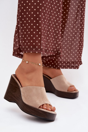 Chinelos femininos Em uma cunha bege Ravelia