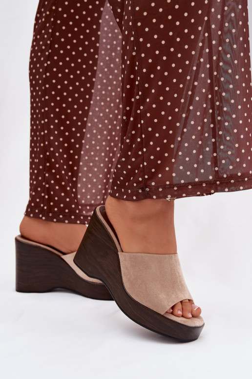 Chinelos femininos Em uma cunha bege Ravelia