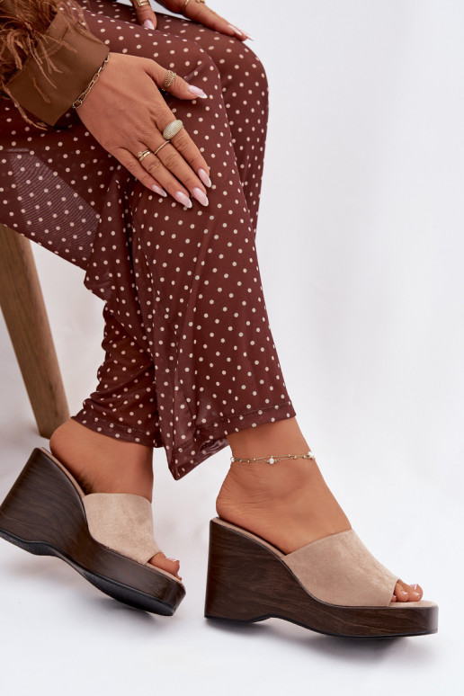 Chinelos femininos Em uma cunha bege Ravelia