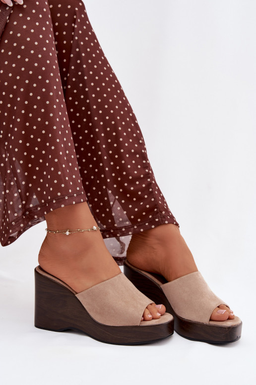 Chinelos femininos Em uma cunha bege Ravelia