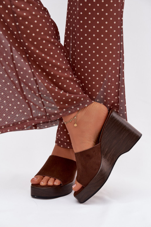 Chinelos femininos Em uma cunha CzekoladoParae Ravelia