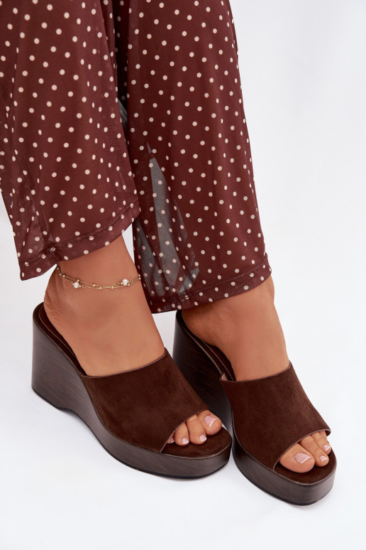 Chinelos femininos Em uma cunha CzekoladoParae Ravelia