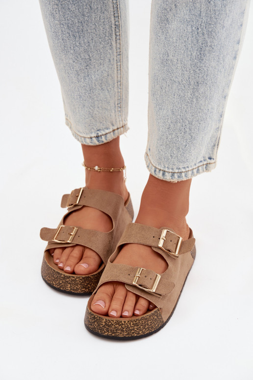 Chinelos femininos com uma plataforma Ze cor douradami com fivelasmi bege Tovessa