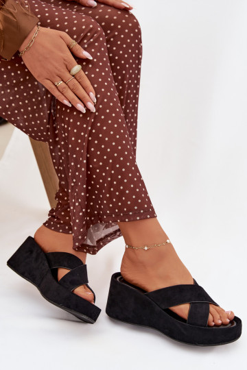 Chinelos femininos Em uma cunhade camurça ecológicau cor preta Calorine