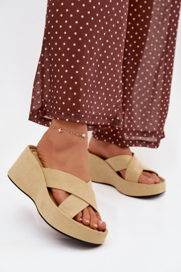 Chinelos femininos Em uma cunhade camurça ecológicau cor amarela Calorine 2