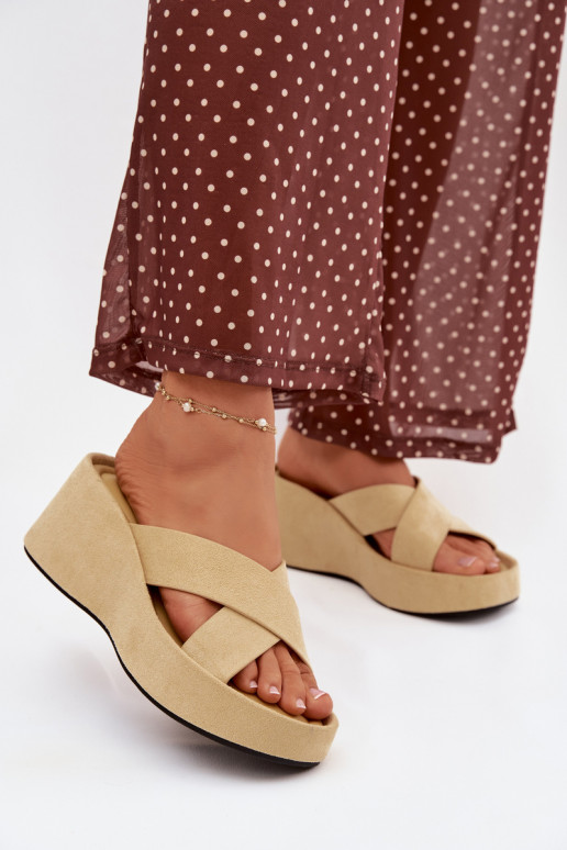 Chinelos femininos Em uma cunhade camurça ecológicau cor amarela Calorine