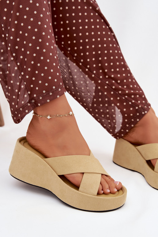 Chinelos femininos Em uma cunhade camurça ecológicau cor amarela Calorine