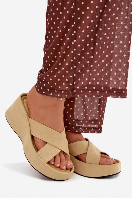 Chinelos femininos Em uma cunhade camurça ecológicau cor amarela Calorine