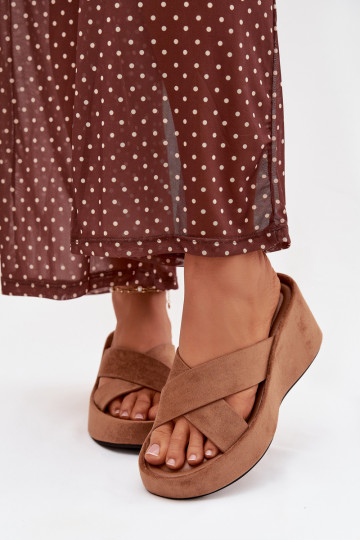 Chinelos femininos Em uma cunhade camurça ecológicau cor marrom Calorine