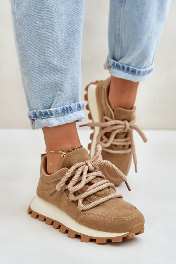 tênis À modalo de tênis com uma plataformade camurça ecológicau cor marrom Riadella