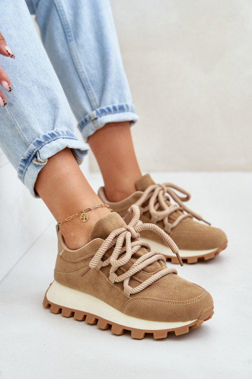 tênis À modalo de tênis com uma plataformade camurça ecológicau cor marrom Riadella