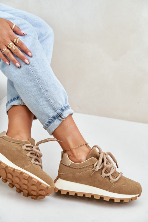 tênis À modalo de tênis com uma plataformade camurça ecológicau cor marrom Riadella