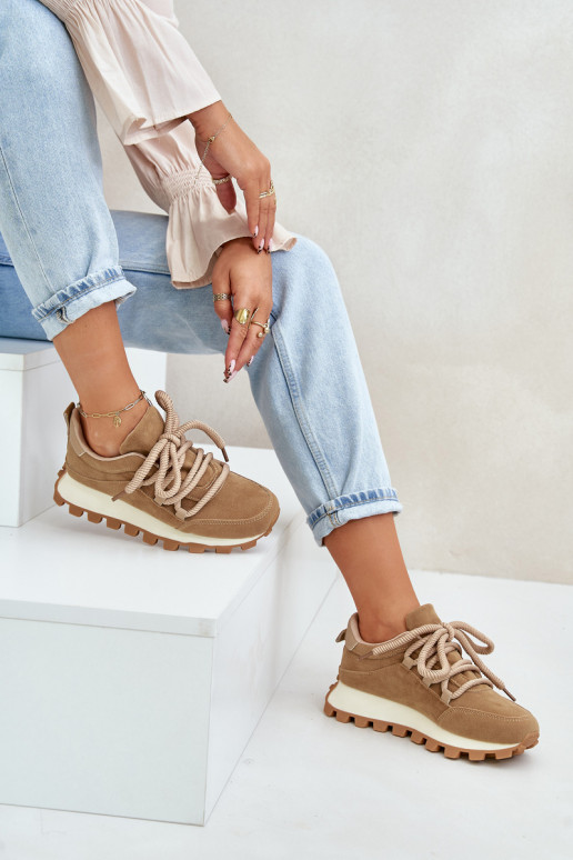 tênis À modalo de tênis com uma plataformade camurça ecológicau cor marrom Riadella