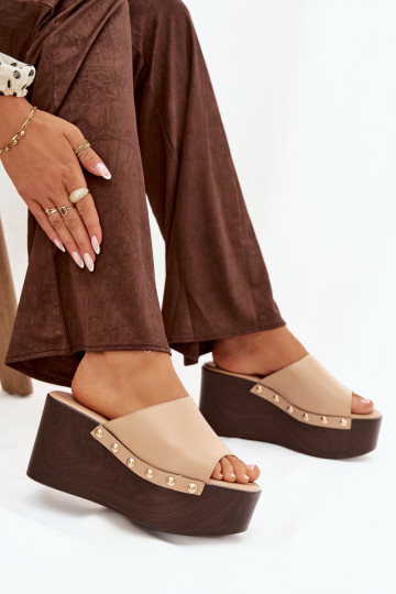 Chinelos femininos Em uma cunha com rebites bege Tem que serreline