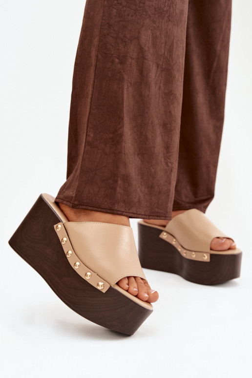 Chinelos femininos Em uma cunha com rebites bege Tem que serreline