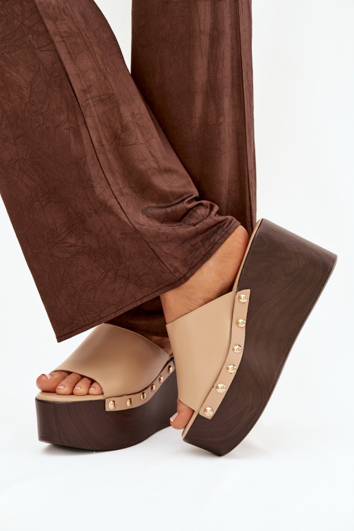 Chinelos femininos Em uma cunha com rebites bege Tem que serreline