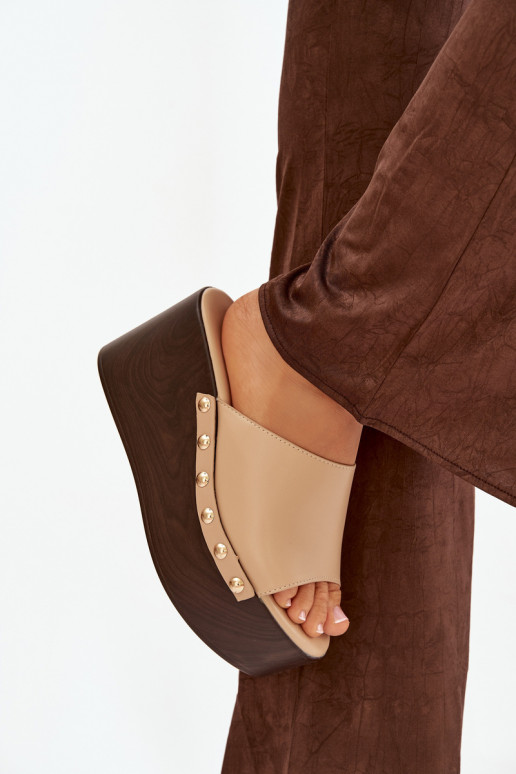 Chinelos femininos Em uma cunha com rebites bege Tem que serreline