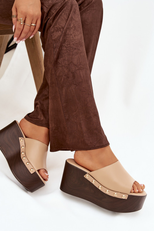 Chinelos femininos Em uma cunha com rebites bege Tem que serreline