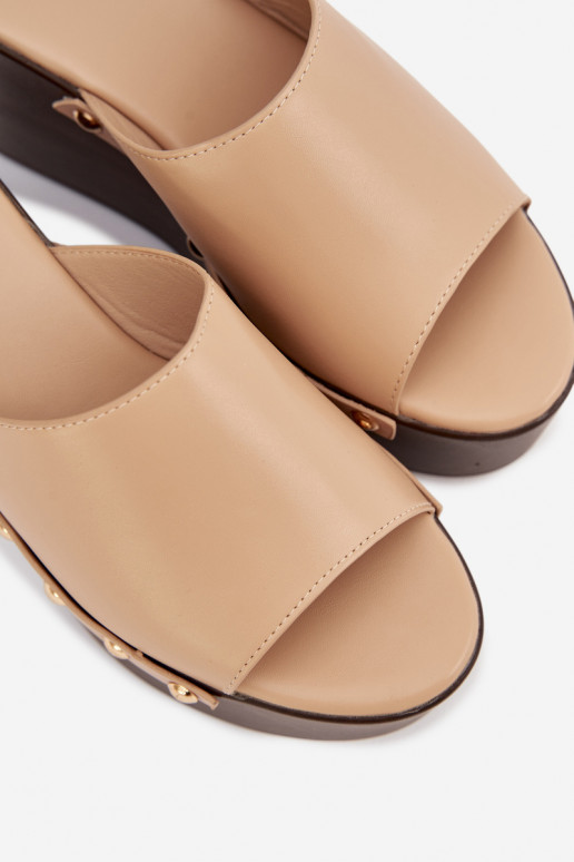 Chinelos femininos Em uma cunha com rebites bege Tem que serreline