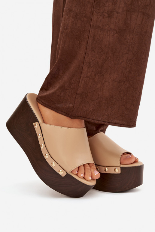 Chinelos femininos Em uma cunha com rebites bege Tem que serreline