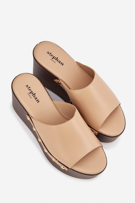 Chinelos femininos Em uma cunha com rebites bege Tem que serreline