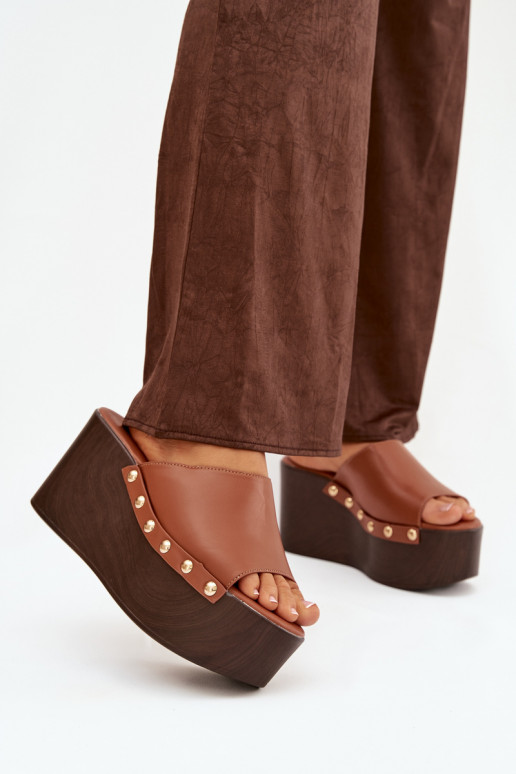 Chinelos femininos Em uma cunha com rebites cor marrom Tem que serreline