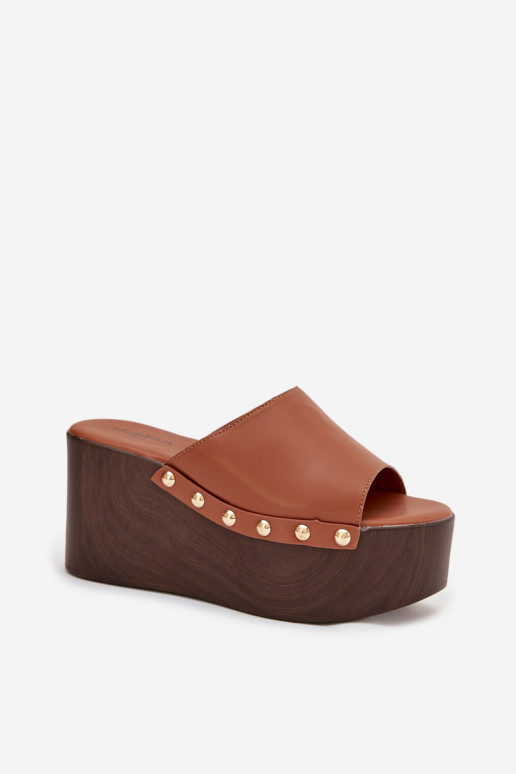 Chinelos femininos Em uma cunha com rebites cor marrom Tem que serreline