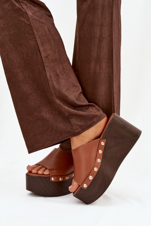 Chinelos femininos Em uma cunha com rebites cor marrom Tem que serreline