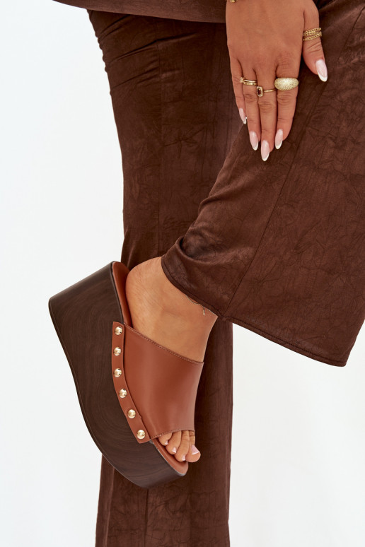 Chinelos femininos Em uma cunha com rebites cor marrom Tem que serreline