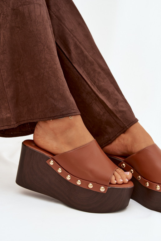 Chinelos femininos Em uma cunha com rebites cor marrom Tem que serreline