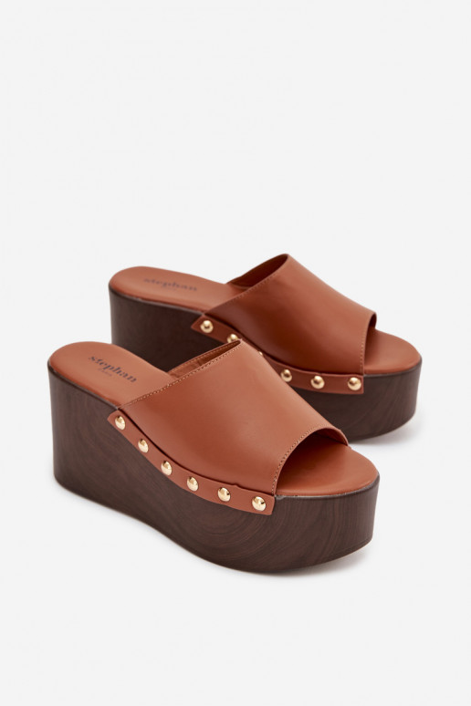 Chinelos femininos Em uma cunha com rebites cor marrom Tem que serreline