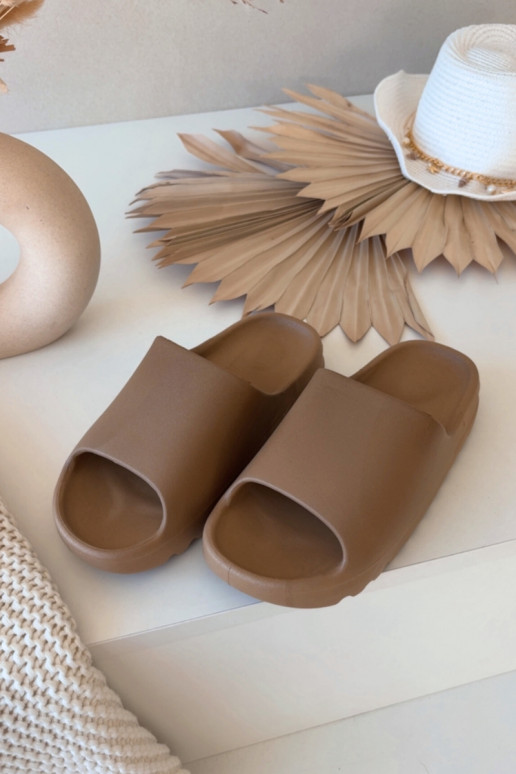 Chinelos femininos marrons Olyria com plataforma