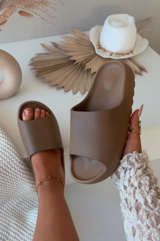 Chinelos femininos marrons Olyria com plataforma