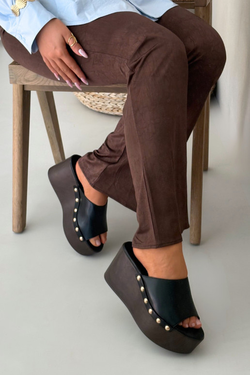 Chinelos femininos de plataforma com rebites pretos Taireline