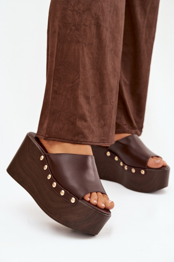 Chinelos femininos de plataforma com rebites cor chocolate Taireline