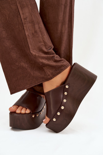 Chinelos femininos de plataforma com rebites cor chocolate Taireline 2